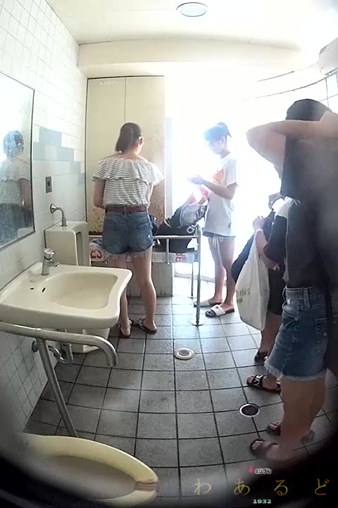         海の家の共用トイレを覗いてみた３ピチピチわいわい
    