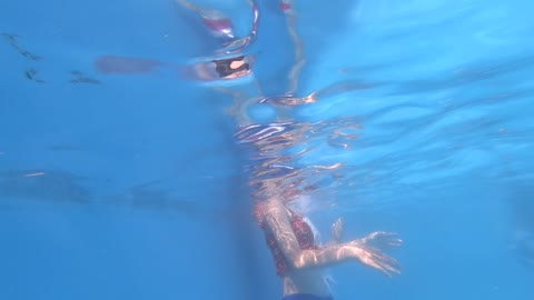         サイズの合っていないゼブラ水着のJCチラ
    