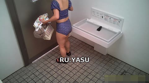         水着美女がお着替え中に全裸で、まさかの行動に！
    