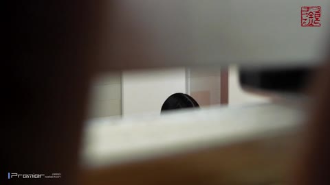         二人清楚系ギャルが一人ずつ目の前に入ってきてくれた【洗面所突入レポート　104】
    