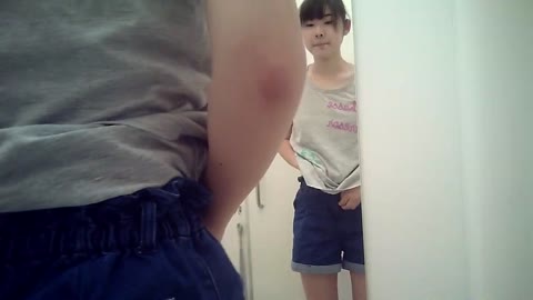         ちっぱい女子のお着換え02
    