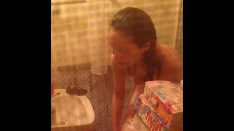         緊張感抜群、最後バレ！！めっちゃ美女の全裸、水しぶきが掛かる至近距離
    