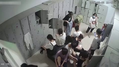         【オリジナル】J○　女子更衣室　お着替え
    