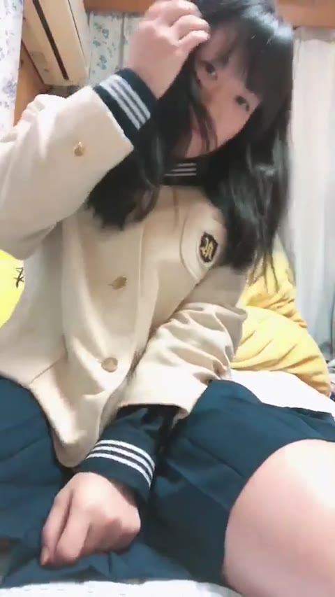         ぱいぱんK、制服着見せつけオナニー
    
