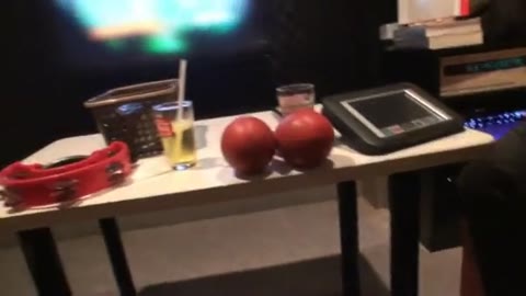         カラオケBOXで裏バイト
    