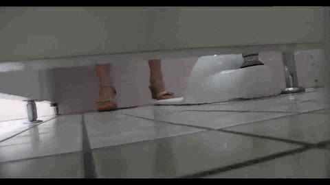         超接近！トイレの仕切りの上から下から極上むすめのおま○こ激盗
    