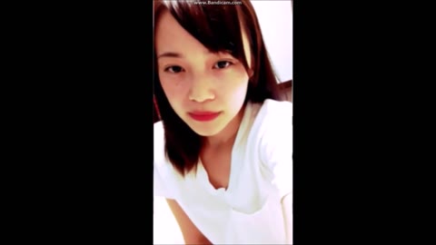         ゆるゆるシャツ美少女配信
    