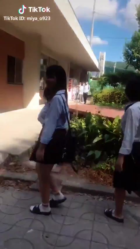         Ｋちゃん踊って爆乳を揺らす
    