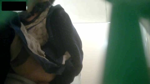         某有名大学のキャンパスへ潜入し女子トイレで隠し撮り
    