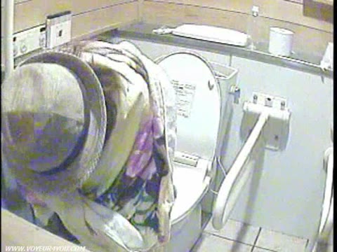         盗撮。公衆トイレで用を足す眼鏡ッ娘
    