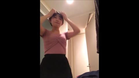         巨乳がクローゼットで着替える
    