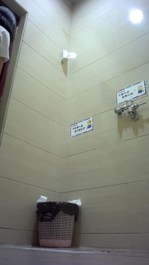         おしっこを我慢する美人女子10
    