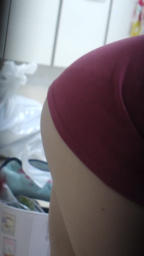         オナニーあるある。巨乳美女はオ◯ンコをイジると必ず指の臭いを嗅ぎます
    