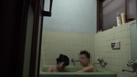         小学生から見てた近所の高校中退娘Ｈ撮り第三弾 あわあわオッパイ洗体させ風呂上り即チンポ挿入
    