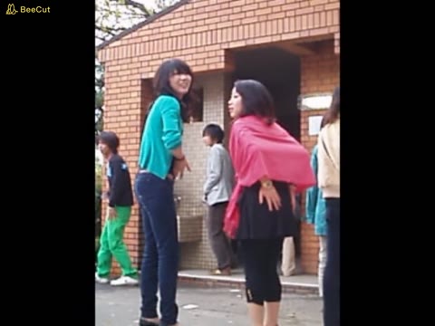        【お花見トイレ行列】股間押さえ撮った！脚長スレンダー美女
    