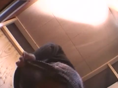         見上げてみれば放尿美女
    