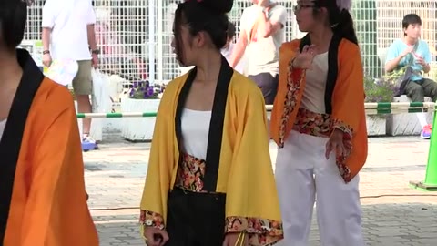         短時間限定販売！可愛い女性が楽しいそうに踊ってる♪t1-73【高画質動画】
    