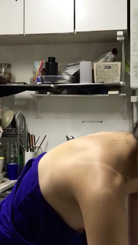         嫁が入浴前に必ず脱ぐ場所にカメラを仕掛けたら、ちっぱいがクッキリ捉えます。
    