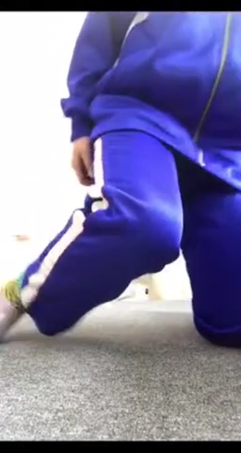         ジャージ姿のｃが公衆トイレで
    