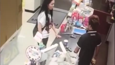         台湾'16・ファミ〇ーマートのレジにてそこそこイケる普通の娘が放尿→飲尿【監視カメラ・比較的良画質】
    