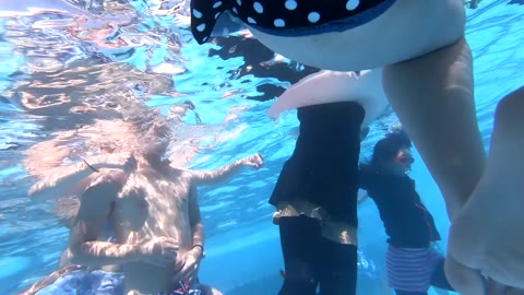         プールでJKカップルのイチャ&amp;巨乳
    