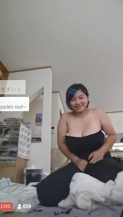         学校から帰って配信する爆乳ちゃん　2
    