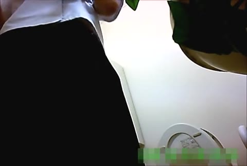         童顔jk？のトイレ
    