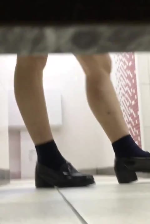         お漏らし寸前！制服おしっこ我慢
    