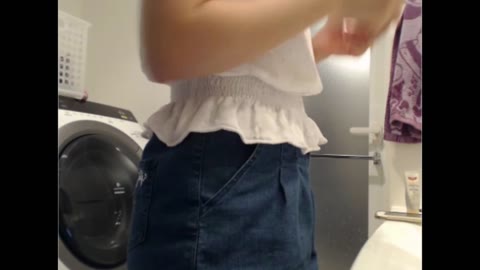         JD妹が脱衣所で感じまくりオナニー
    