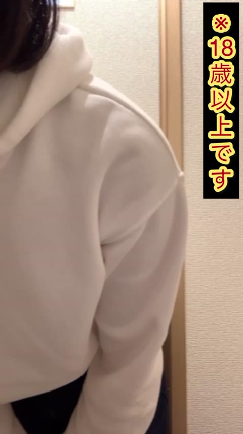         可愛いJDがお店のトイレでお○んこ露出
    