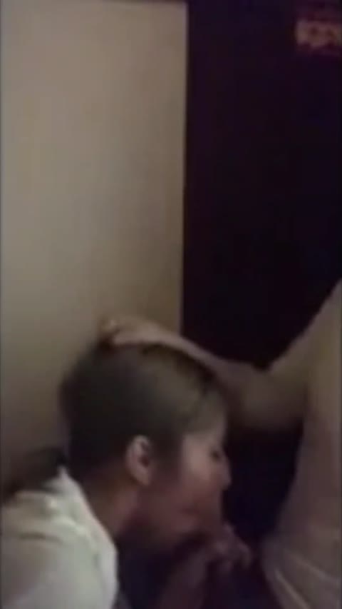         【流出】スマホ個人撮影 カラオケでイラマ気味に咥えさせられてるギャル彼女のフェラ撮り
    