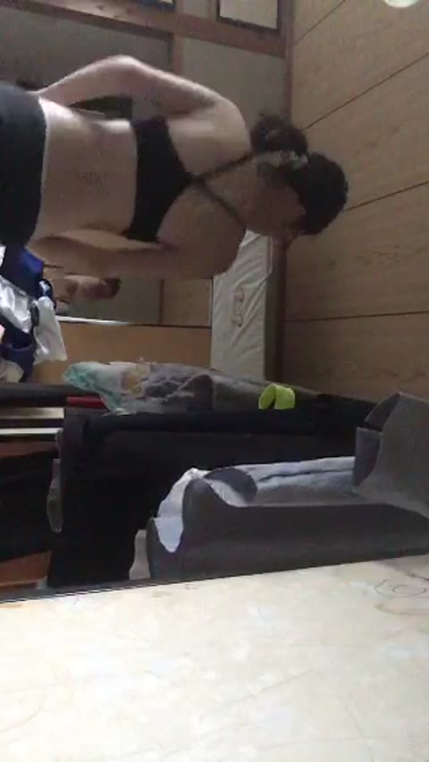         委員長タイプの女の子が宿題のあいまにオナニー大公開♪2本
    