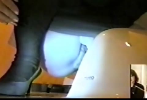         無修正　トイレから下の隙間からJK盗撮
    