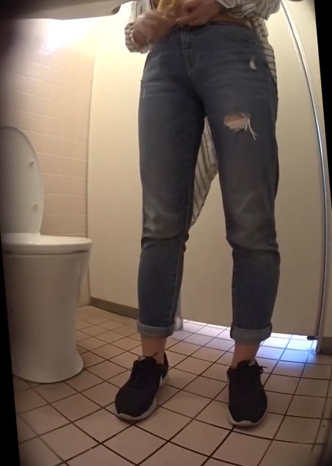         新狩場洋式トイレを撮りました！2見られてないと思って宇〇アナ似のほじほじと大音量のシャーーーを同時に
    