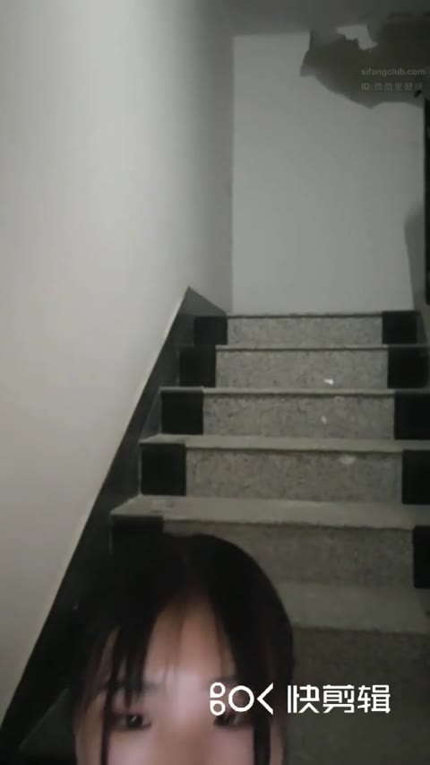         中華ロリ系美少女と階段でＳＥＸする
    