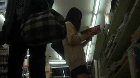         Kt-joker tapati001_00 【そっと見る華】Vol.01 コンビニで立ち読み中の華
    