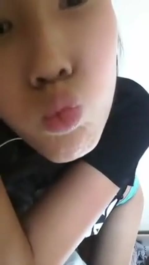         ベッドに横たわりゴロゴロ配信。。
    