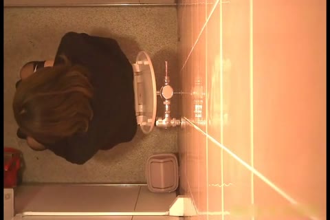         NEU 便器に捻り出された汚物が丸見え！女性達の綺麗な服装・姿と便器の中身
    