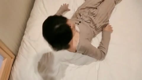         【無修正・乱交・中出し】スレンダー美人がAV監督にあこがれを持つキモイおっさん3人とハメ撮り
    