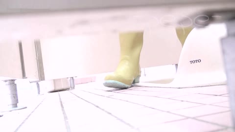         【至高洗面所盗撮】06 至高の公園下方撮り!!外も雨、個室も雨、長靴と
    