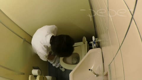         【至高洗面所盗撮】09 至高の院内空爆!!
    