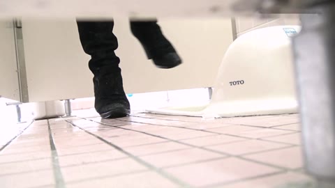         【至高洗面所盗撮】14 至高院内空爆撮り!!ハイっ!お顔バッチリ頂きました。!
    