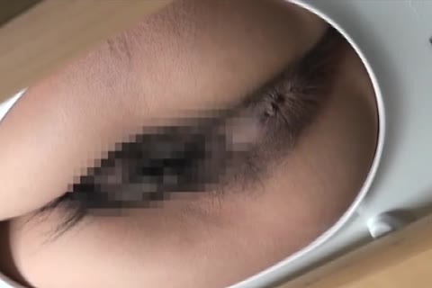         小○校の保健室トイレ驚愕の排泄現場！
    