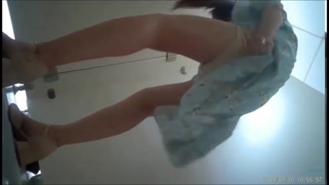         無修正　OL職場トイレ浸入
    