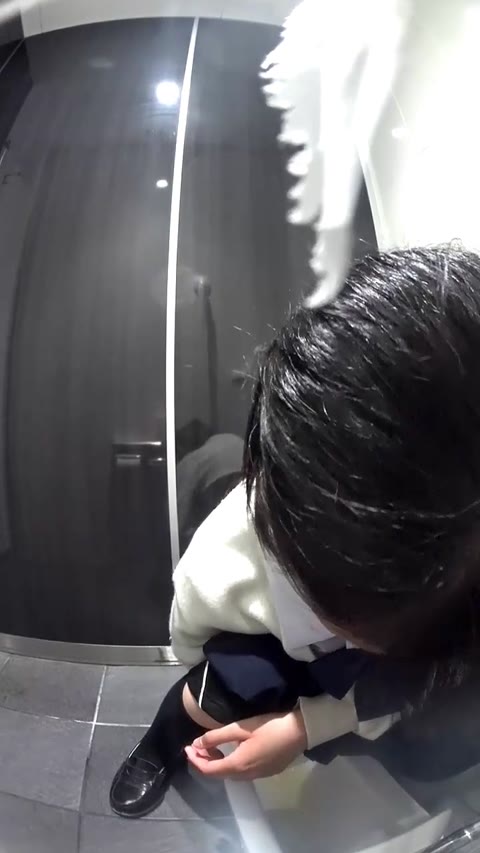         ２カメラVIPな和式４５－４８ お上品なビシャーと鼻ほじ・・・
    