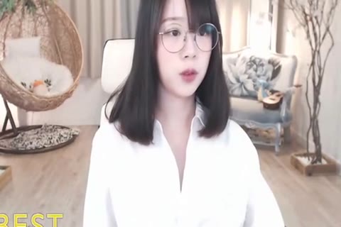         韓国美少女ライブ（日本の皆さんこんにちは・・）私の体見てください
    