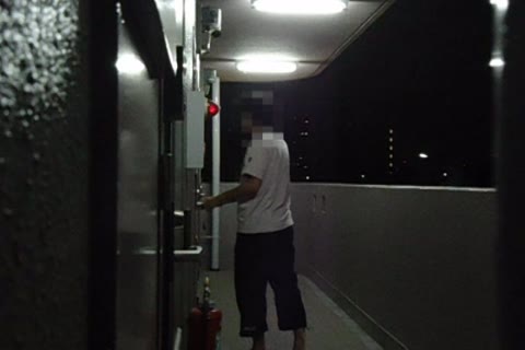         玄関前で立ちバック。声を潜めながら全裸でヤリまくる、他４本
    