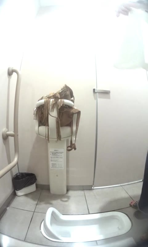         美人が多い駅直下トイレ11
    