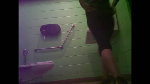         トイレ最新作！年下好きへ
    