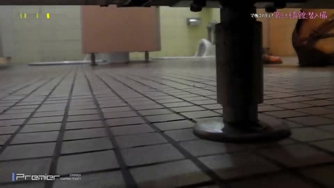         個室の外でパンツまで抜いて着替える子 ２　【第三体育館File070】
    